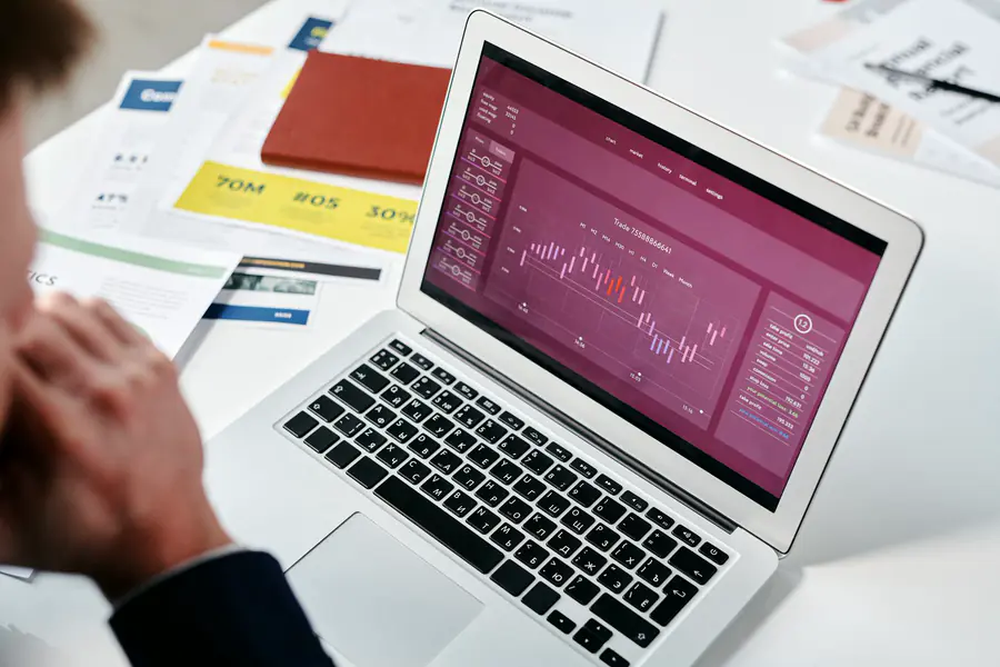 Portátil mostrando un panel de datos y gráficos de negocio