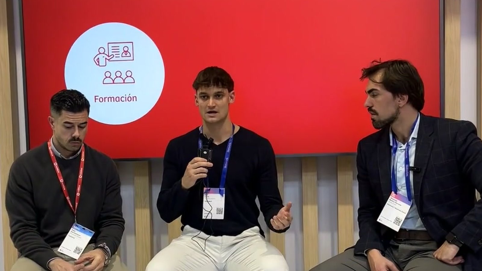 Elek Cunill, con micrófono, en la mesa sobre IA agéntica del 4YFN, en el MWC de Barcelona, junto a otros dos ponentes.